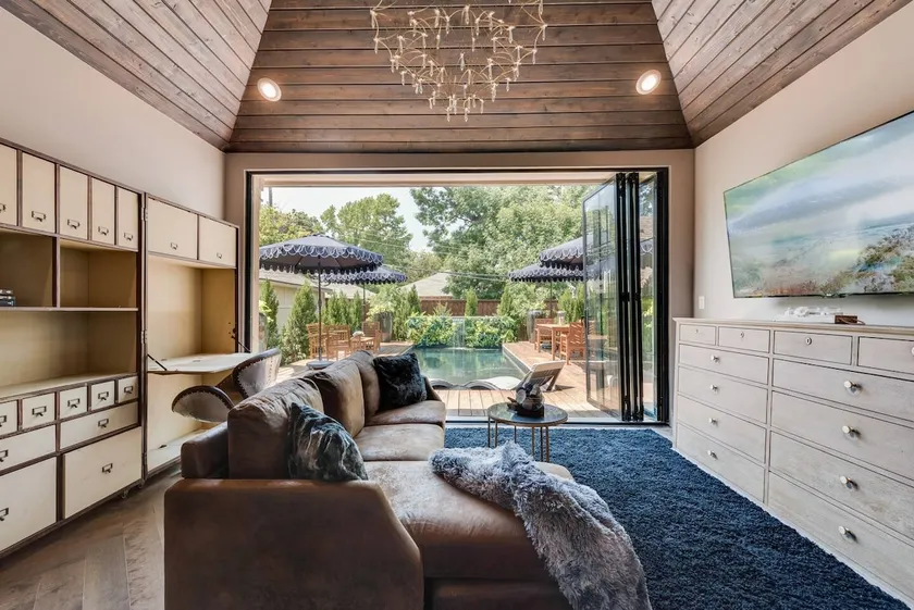 Elegant 3-Suite Retreat w Pool - Image 1