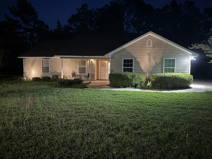 Cozy 4 bedroom home with HUGE yard in Brunswick - Image 1