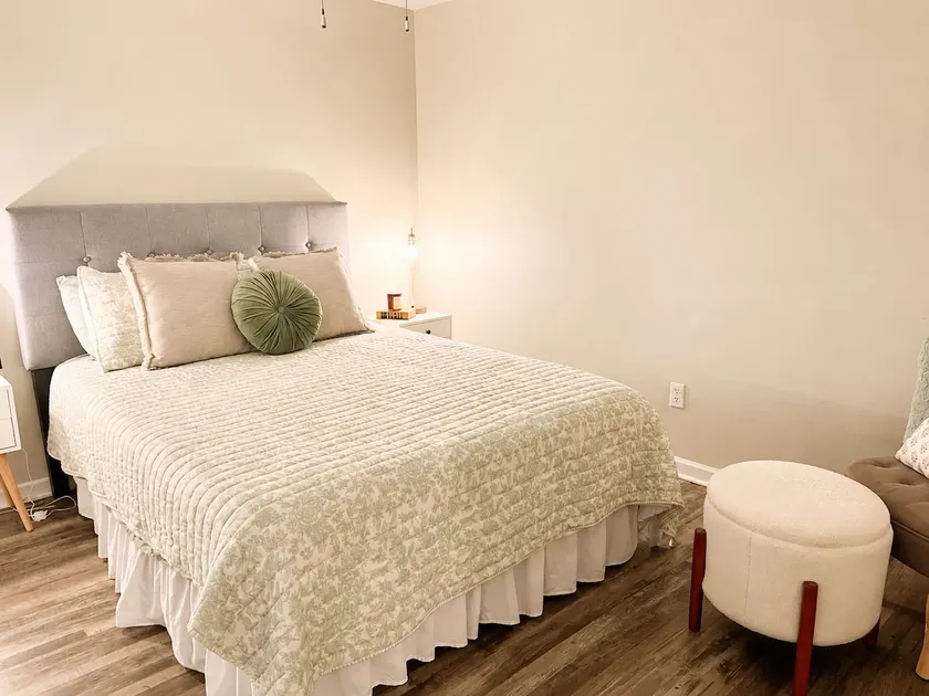 Stylish 2BR • King/Queen Beds • WiFi • Sleeps 4 - Image 1