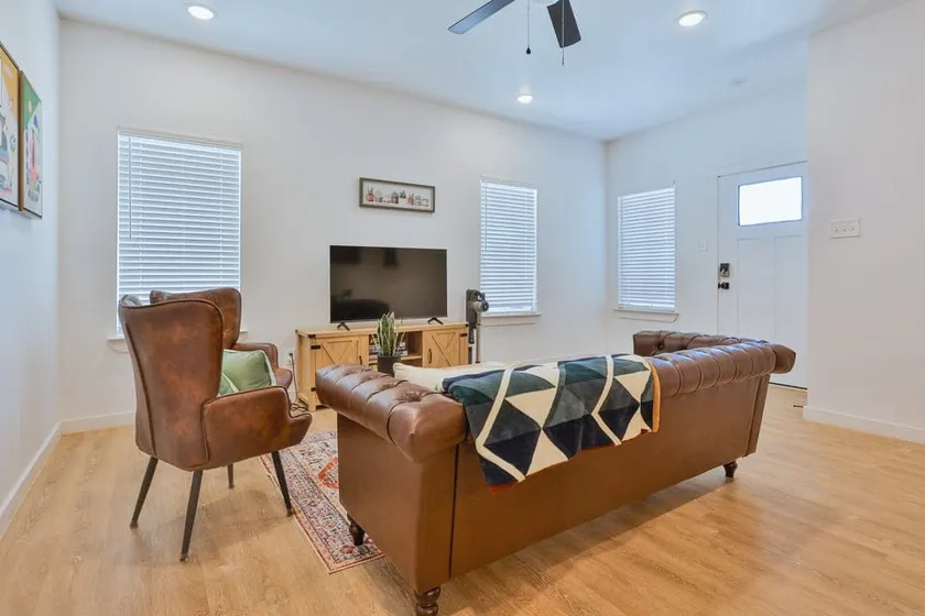 Cozy & Modern 3BR Near Texas Tech | Garage Parking - Image 1