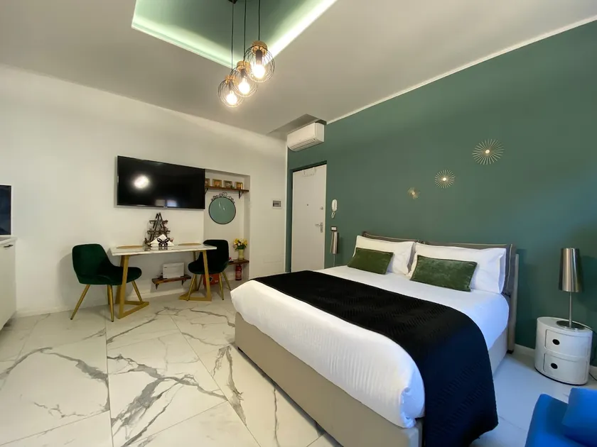 Leo&Franci • King Bed Milan/Fiera - Image 1