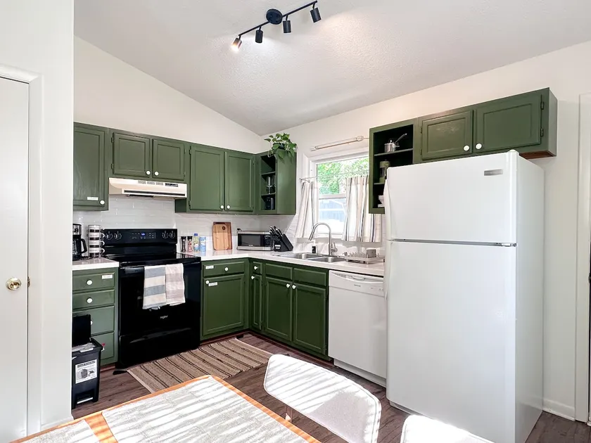 COZY Single story house-Fully Fenced-UNCSA - Image 1