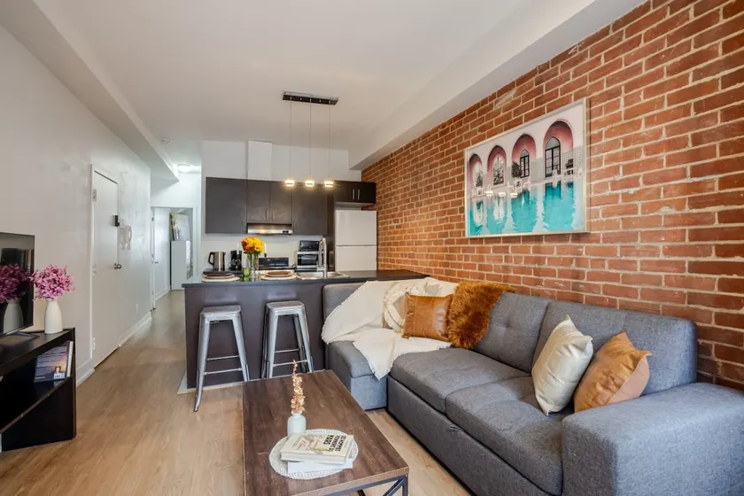 Central 2BDR Condo on Bishop-Vibe Central MTL - Image 1