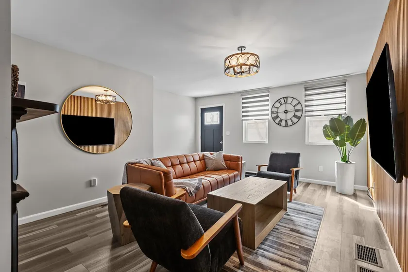 Modern 4BR Sleeps 12 • 4.5 Baths • 2 Car Parking - Image 1