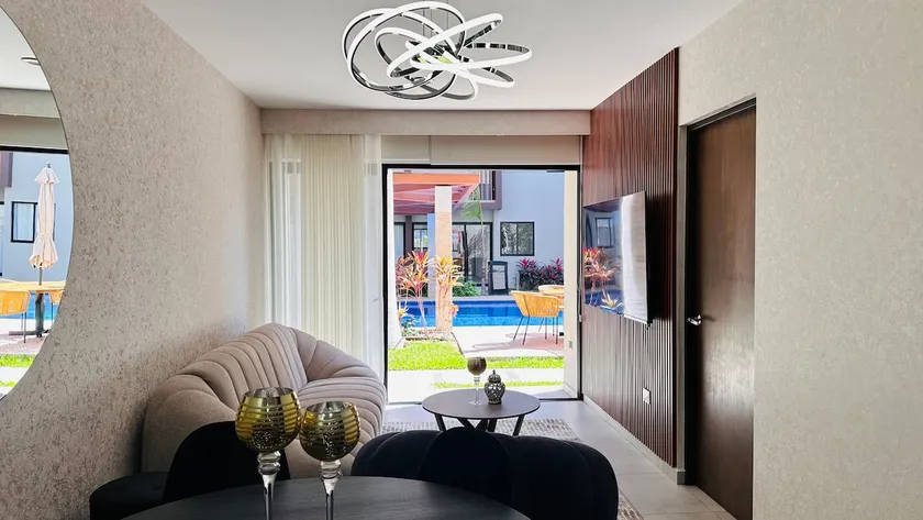 Pool-front apartment - Image 1