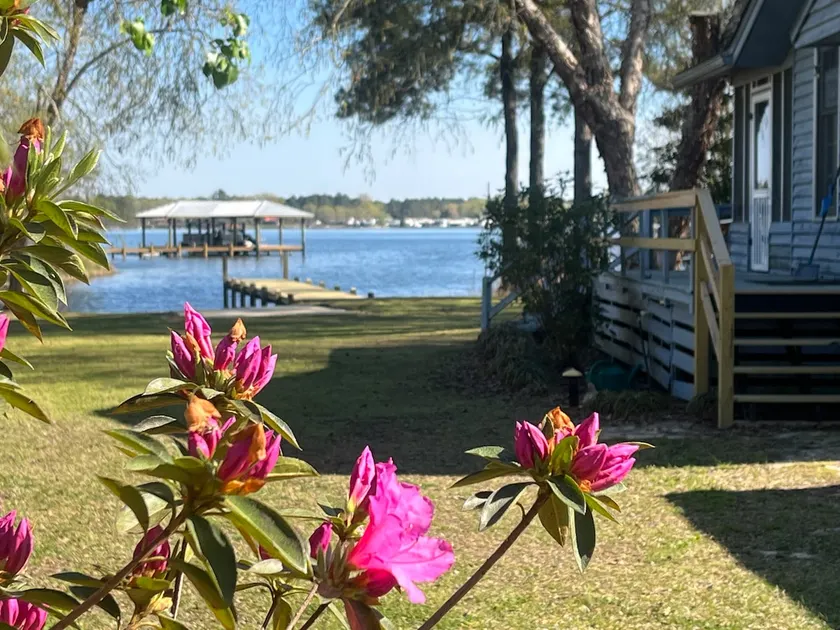 Lakefront vacation….bam! - Image 1