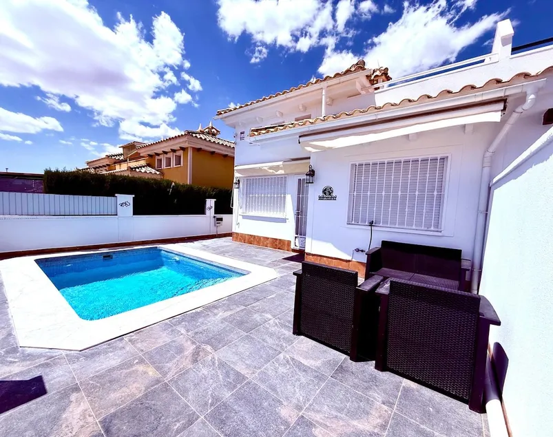 Gregorys Poolside Villa - Image 1