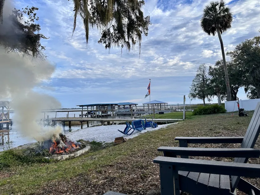 Fruitland Lakefront 2brm w/beach & dock - Image 1