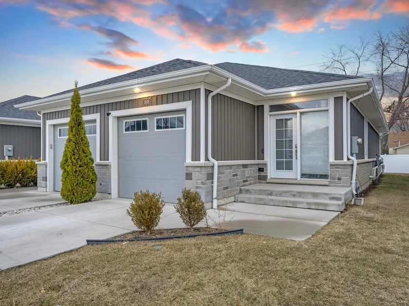 Luxurious Home Away from Home in Windsor! - Image 1