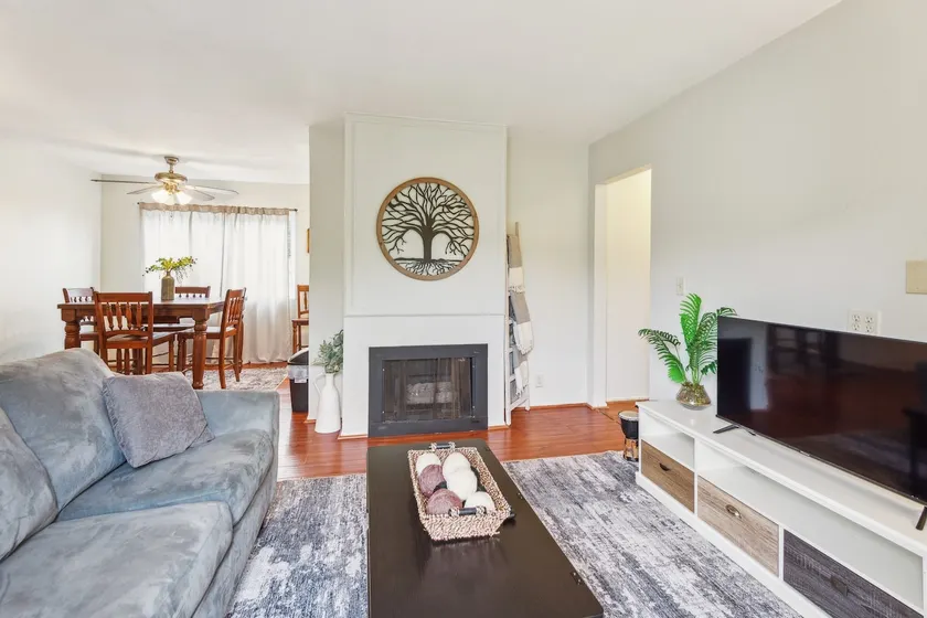 Parking,2bd,2bth,WIFI,Smart TVs,Walk to Food, Fun - Image 1