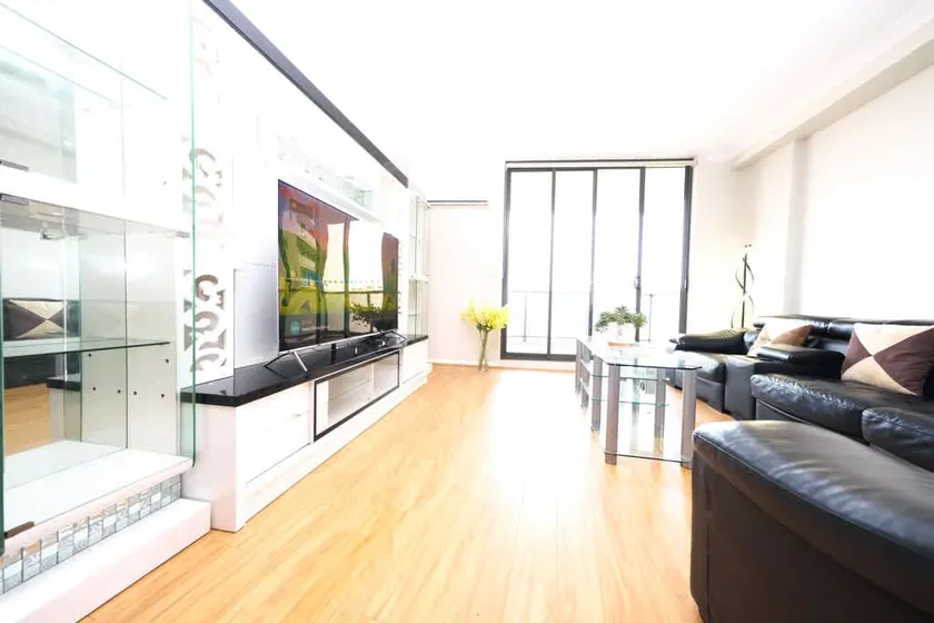 Spacious 3 bedroom apt lift access near Parramatta - Image 1