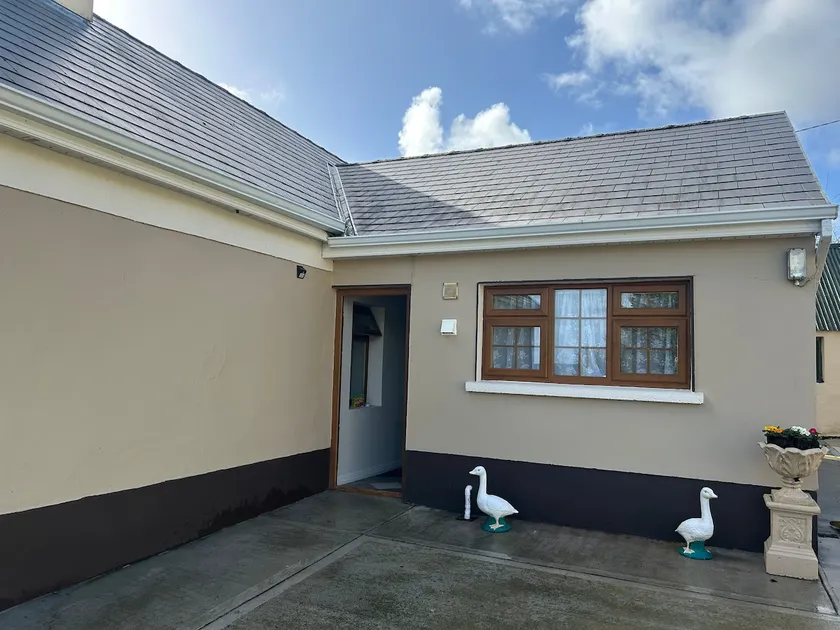 Estuary view Farmhouse - Image 1