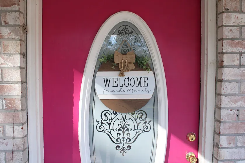 Allen & Evelyn Country Comfort - Image 1