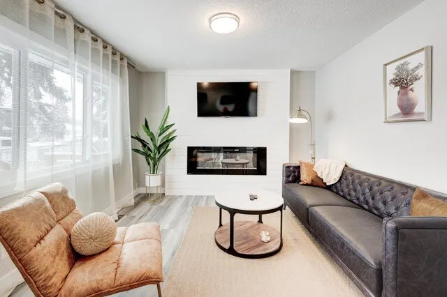 Spacious Upper Stay | Central Calgary | By 17 Ave - Image 1