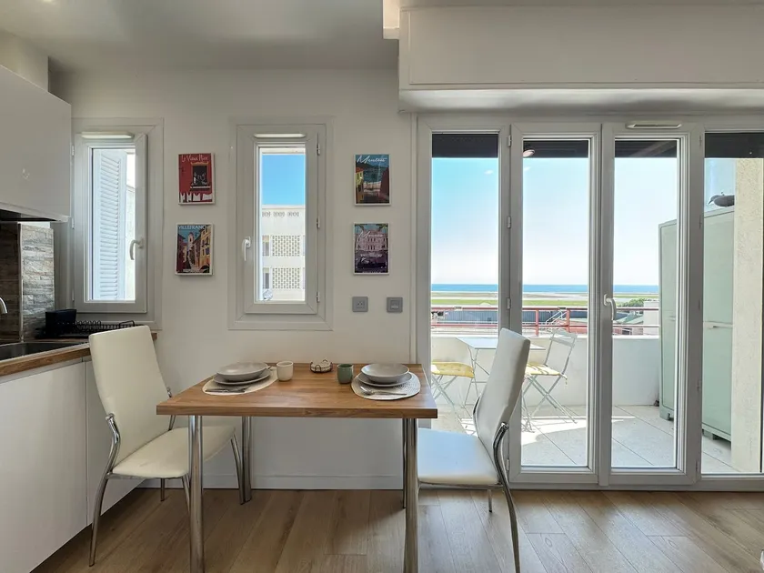 Stylish & Bright Studio, 2 min to the Sea, 5 min to the Airport - Image 1