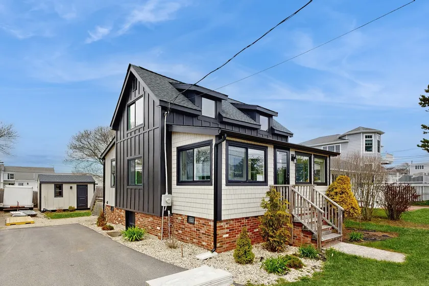 3BR Charming Coastal Retreat with Ocean Views - Image 1