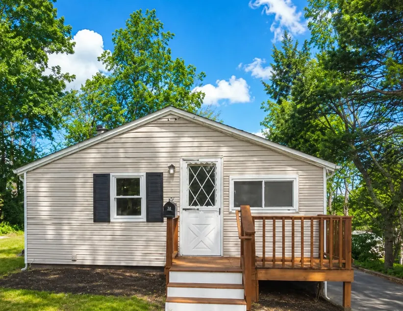 Quiet 2BR Getaway Near South County Beaches - Image 1