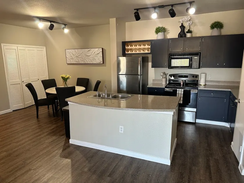 Spacious, Modern & Cozy Apt Home 737 - Image 1