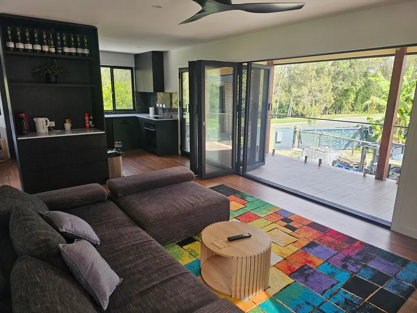 Luxury Studio Apt Near Movie World, Wet n Wild - Image 1