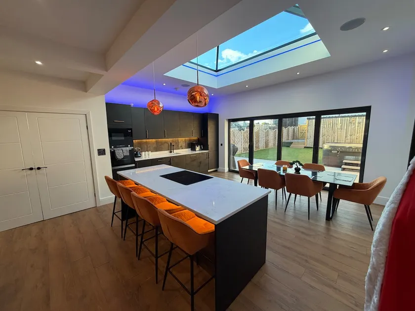 Modern 3 bed home with a hot tub - Image 1