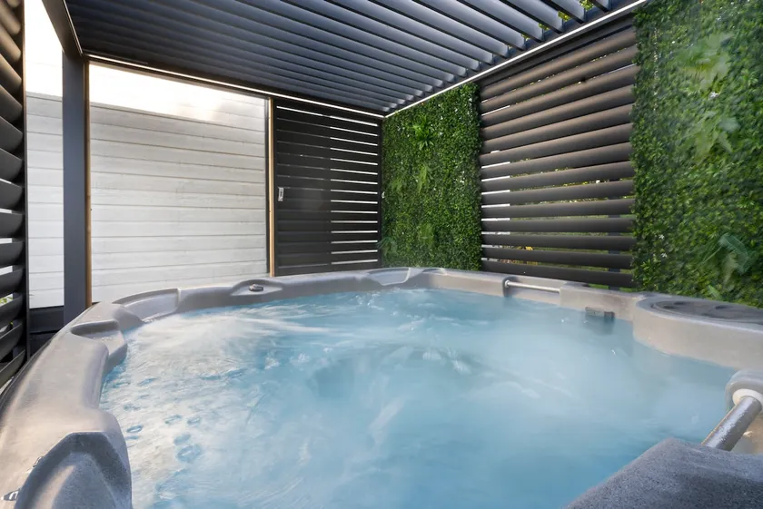 Silverdale Lodge, HotTub, Wi-FI, Quiet & Sleeps 4 - Image 1