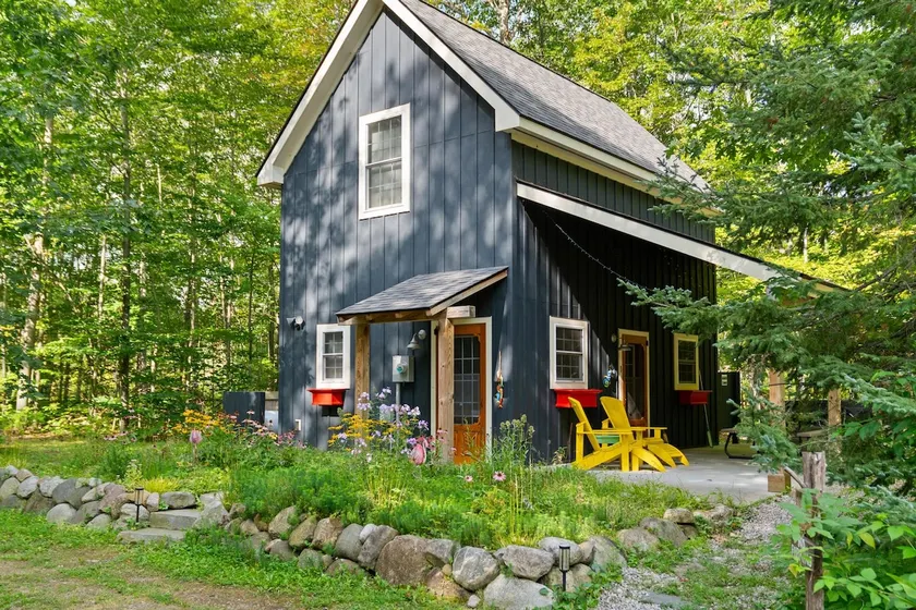 Quiet Retreat Nestled by Trees – Waterfront Access - Image 1