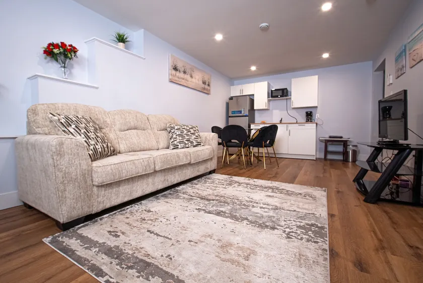 Richies Place Modern 2BR, Parking & Private Entry - Image 1