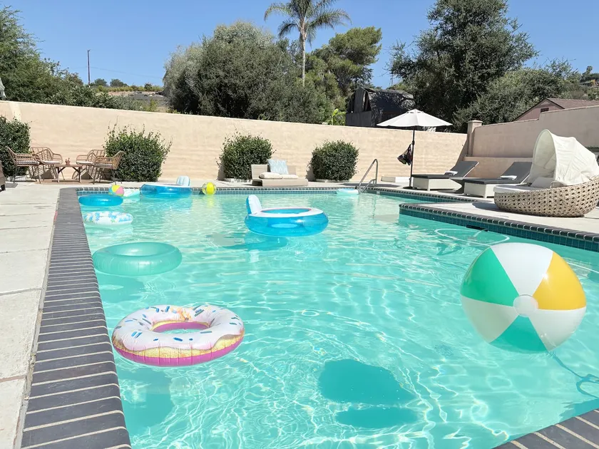 Monserate Poolhouse - Image 1