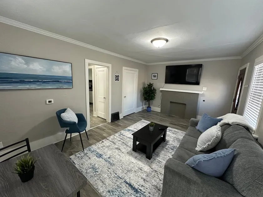 Entire Comfy Townhome Downtown Waterloo - Image 1
