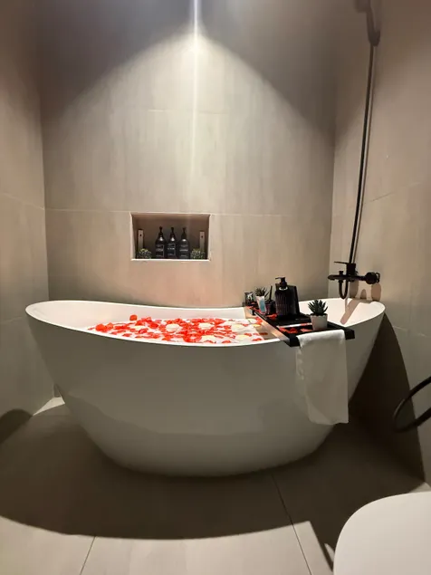 Modern Al Muruj Apt | Cozy Bathtub | 65” TV - Image 1
