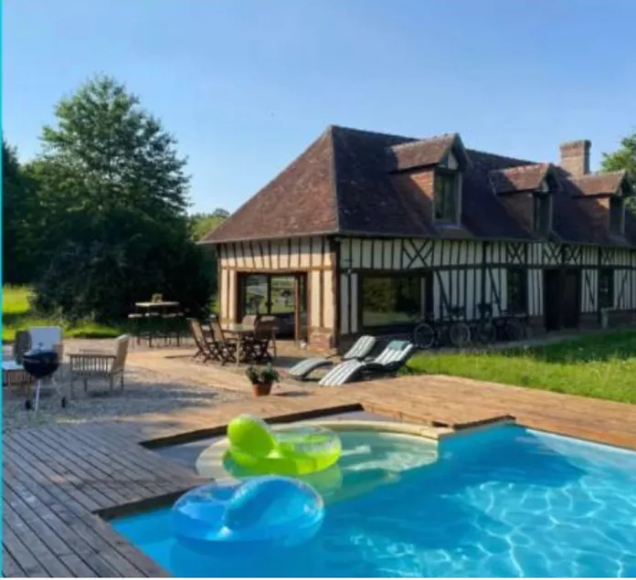 Norman farmhouse with swimming pool and garden - Image 1