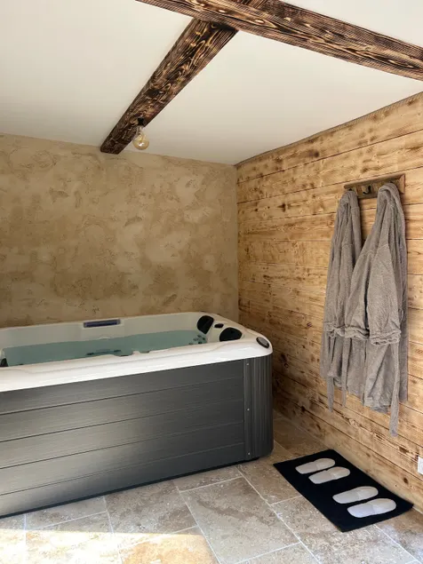 House with private hot tub - Image 1
