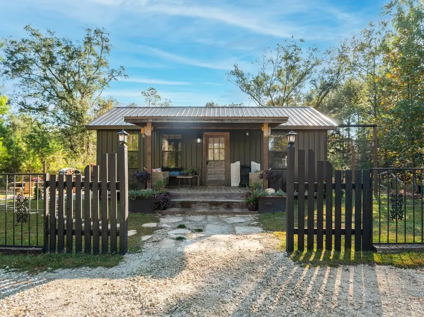 Cabin close to FL Caverns Pool, WI-FI & Hot Tub - Image 1
