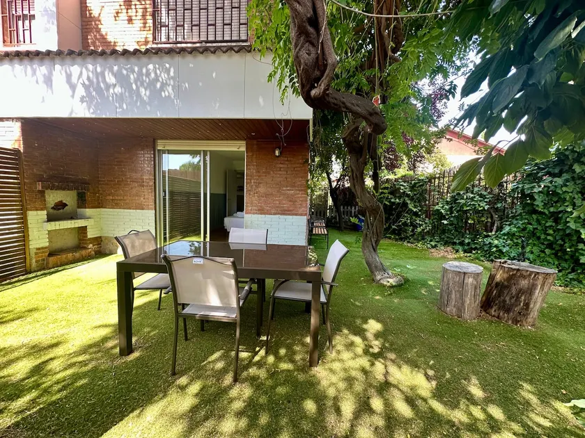Incredible house with garden - Image 1