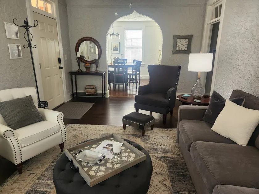 Downtown Historic Beauty - 8 guests - Pet Friendly - Image 1