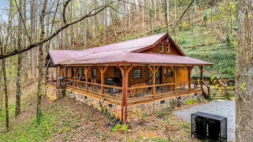 The Skinners Cabin Hot Tub Fireplace Grill - Image 1