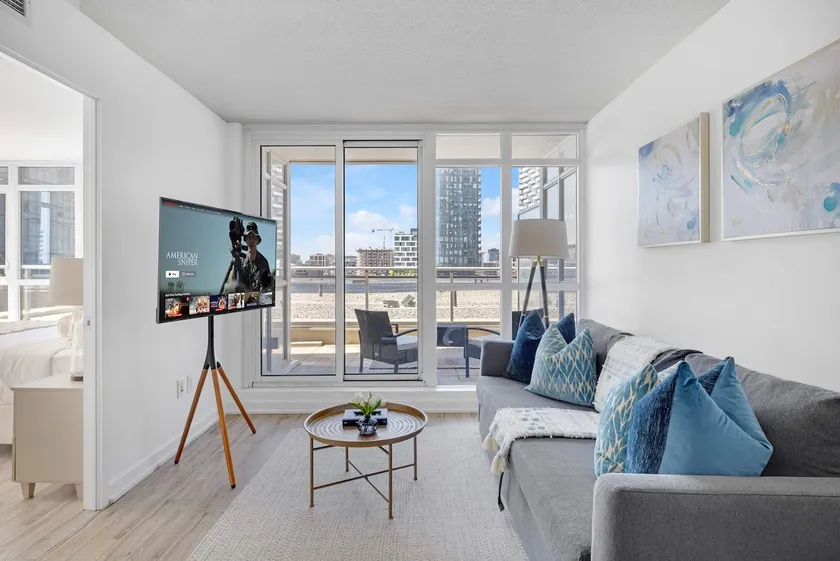 Sleek Downtown Oasis Modern Retreat in Toronto - Image 1