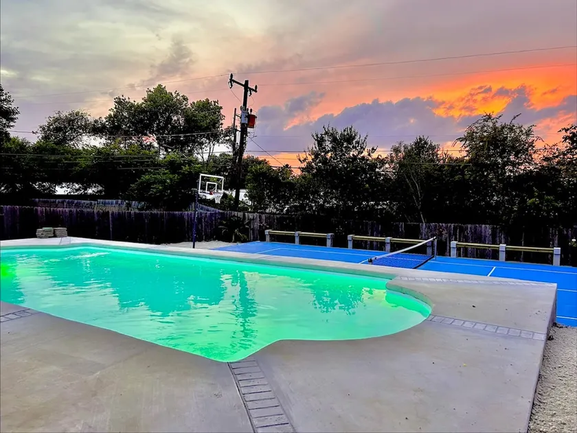 Privt Pool+HotTub+3KngBed Slp12+PklBal+FirePt+Arcd - Image 1