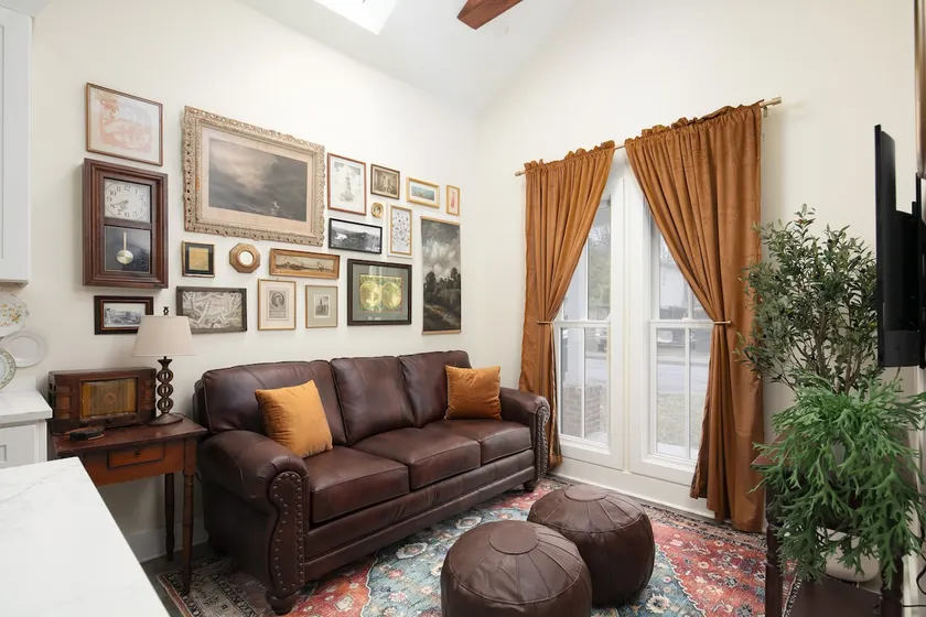 Quaint Cottage in DTown Lex, 15 mins to Horse Park - Image 1