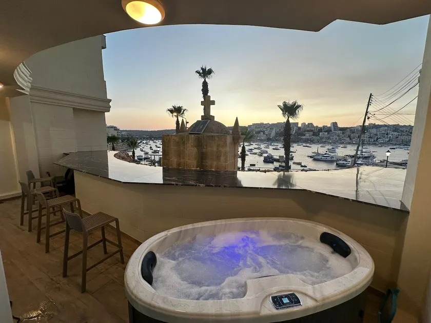 Seabreeze Apartments flat 1 w jacuzzi by Homely! - Image 1
