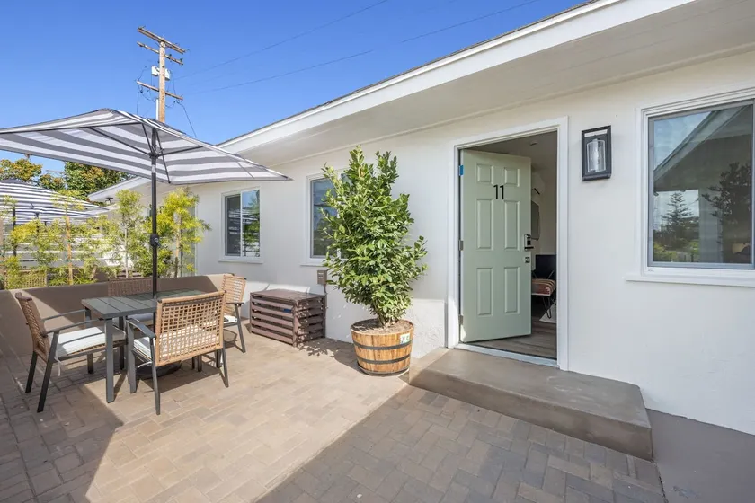 South Oceanside Bungalow 11 - Luxury King Suite Patio - Image 1