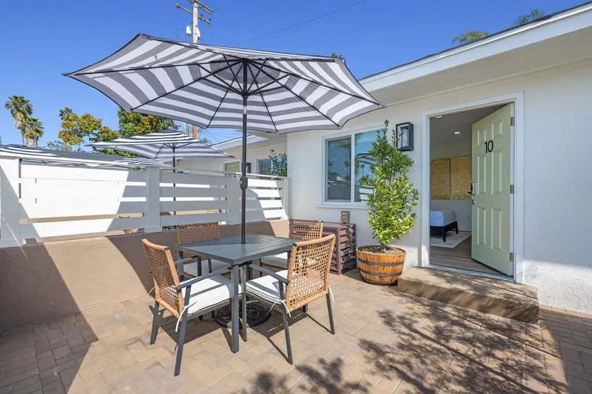 Bungalow 10 - Premium Deluxe King Studio + Patio - Image 1