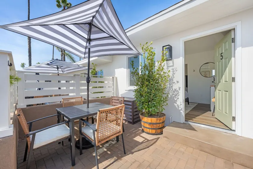 Bungalow 5 - Deluxe Queen Studio + Patio - Image 1