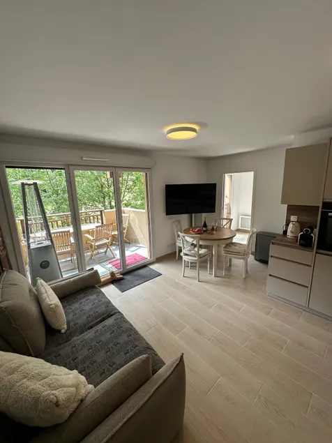 Charming family apartment with views and terrace - Image 1