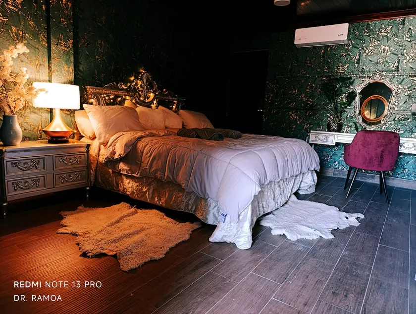'Versalles' Suite: Luxury and Epoch with Double Bathtub. - Image 1
