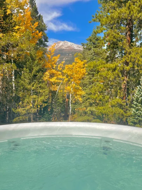 Log cabin with mountain views & hot tub near RMNP - Image 1