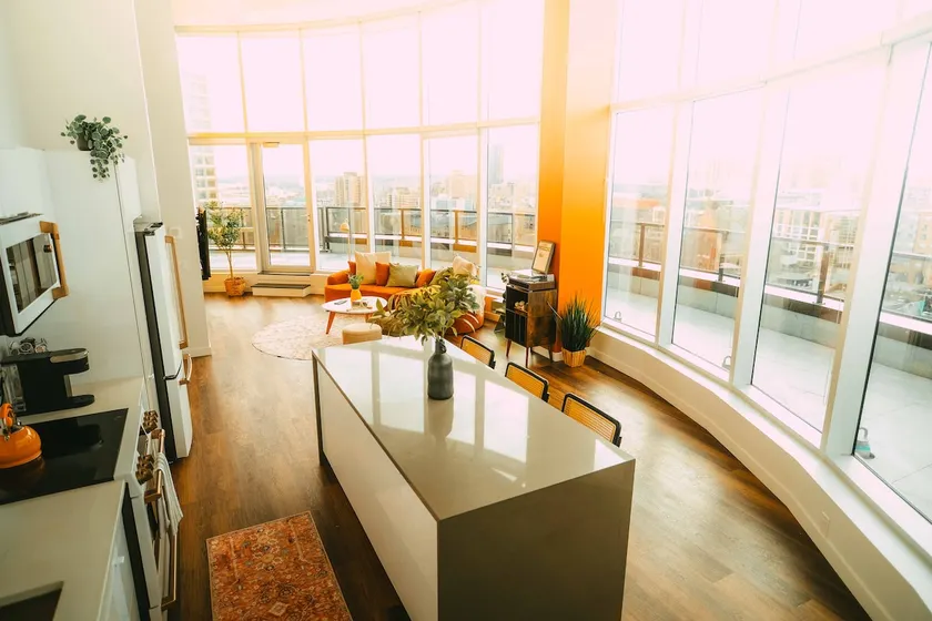*Penthouse* - Luxe Stay with Views - Free Parking - Image 1