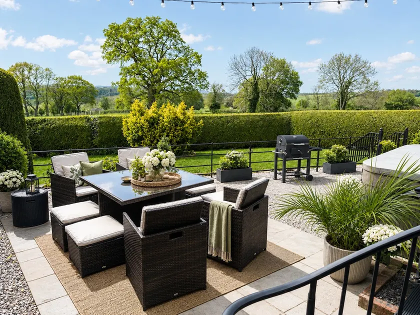 Garden Cottage Retreat | BBQ Hut & Hot tub - Image 1
