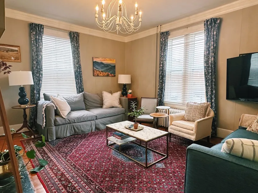 Heart of Downtown | Walk Everywhere! | Sleeps 16 - Image 1