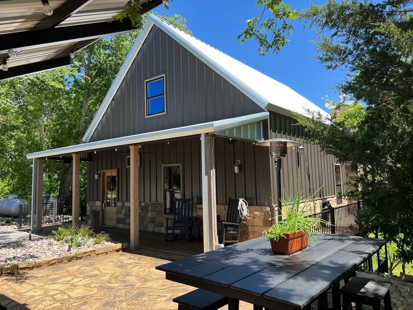 Secluded & peaceful, treetop cabin retreat - Image 1